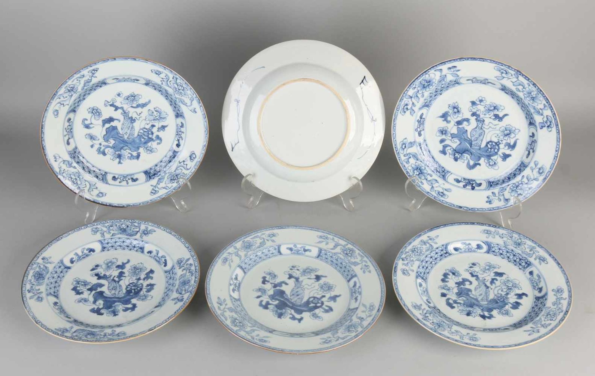 Six 18th century Chinese porcelain plates with vase, floral decor. One sign hairline. Size: ø 23 cm.