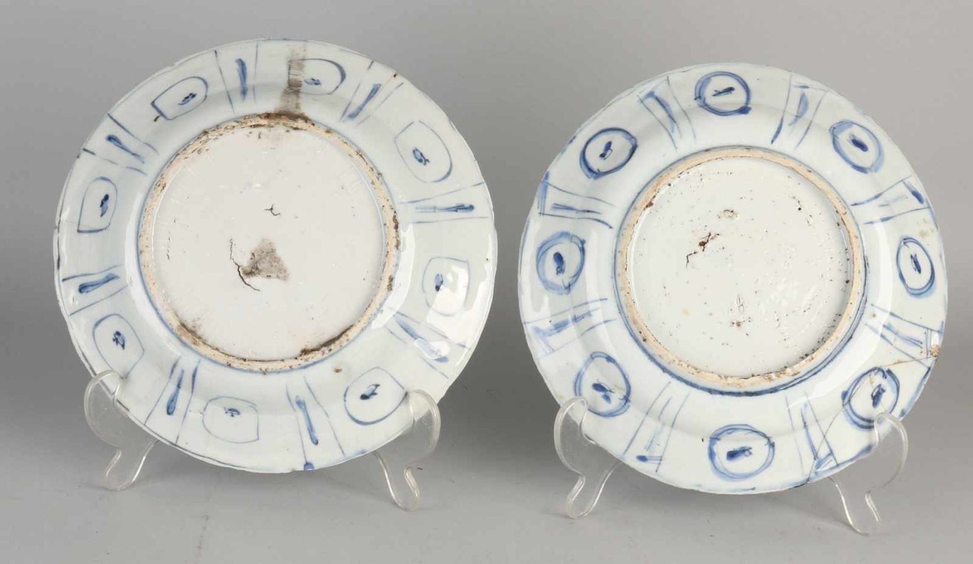 Two 17th century Chinese porcelain plates Wanli. Both damaged. Size: Ø 21 - 21.5 cm. In reasonable - Bild 2 aus 2