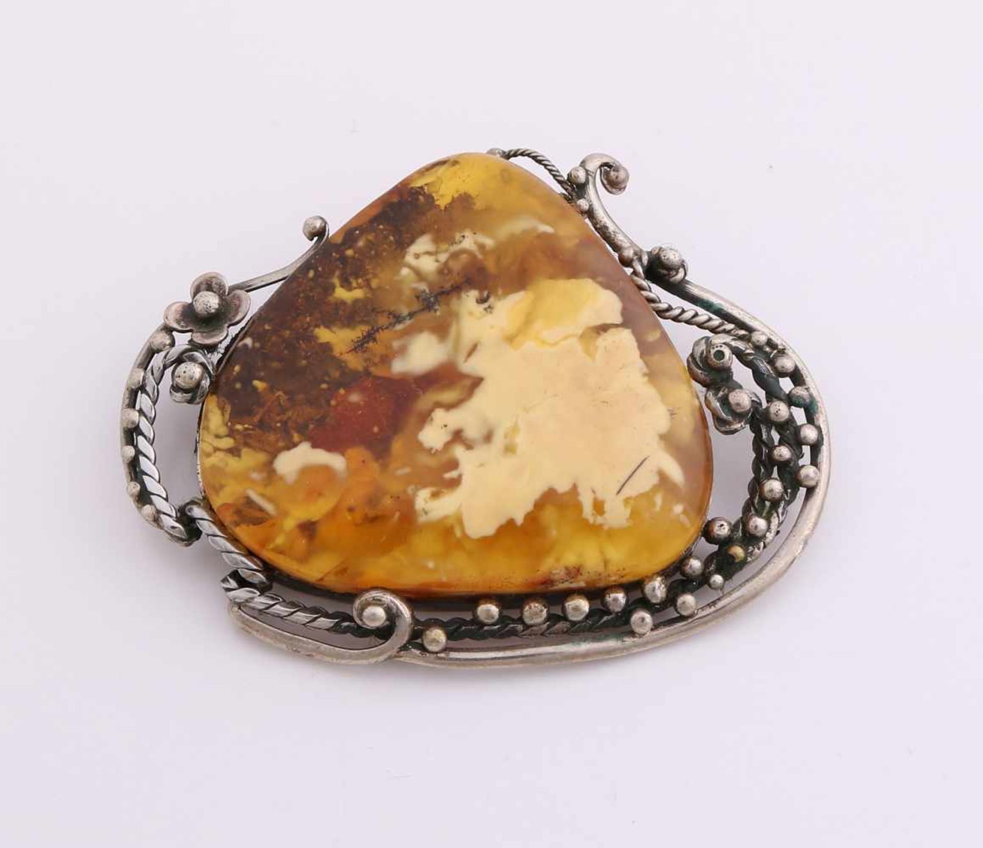 Broche with succinic white metal contained in a reaction with graining and twisted operation.