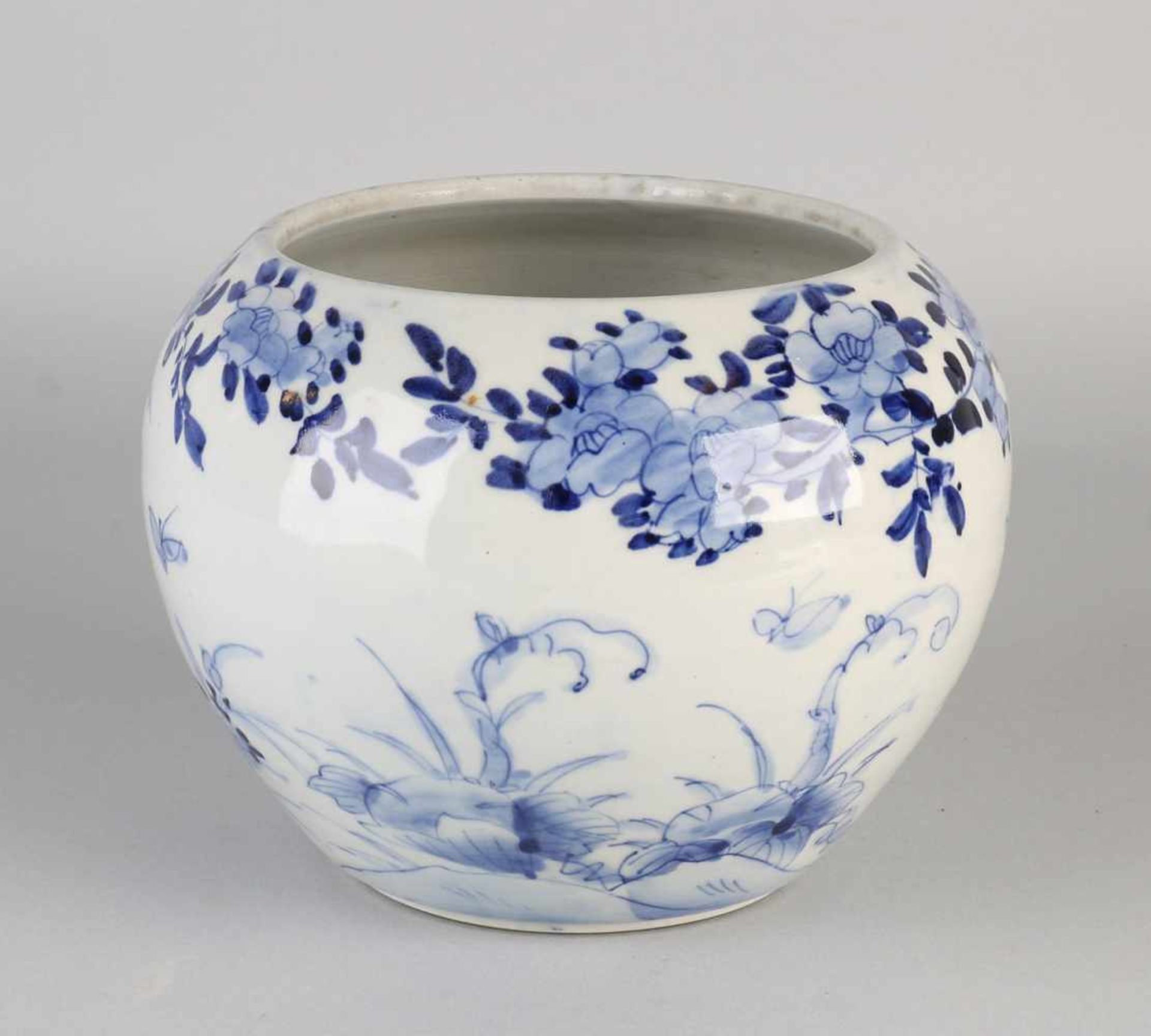 18th Century Chinese and Japanese porcelain pot with garden / butterfly decor. Size: ø 16 x 20 cm. - Bild 2 aus 3