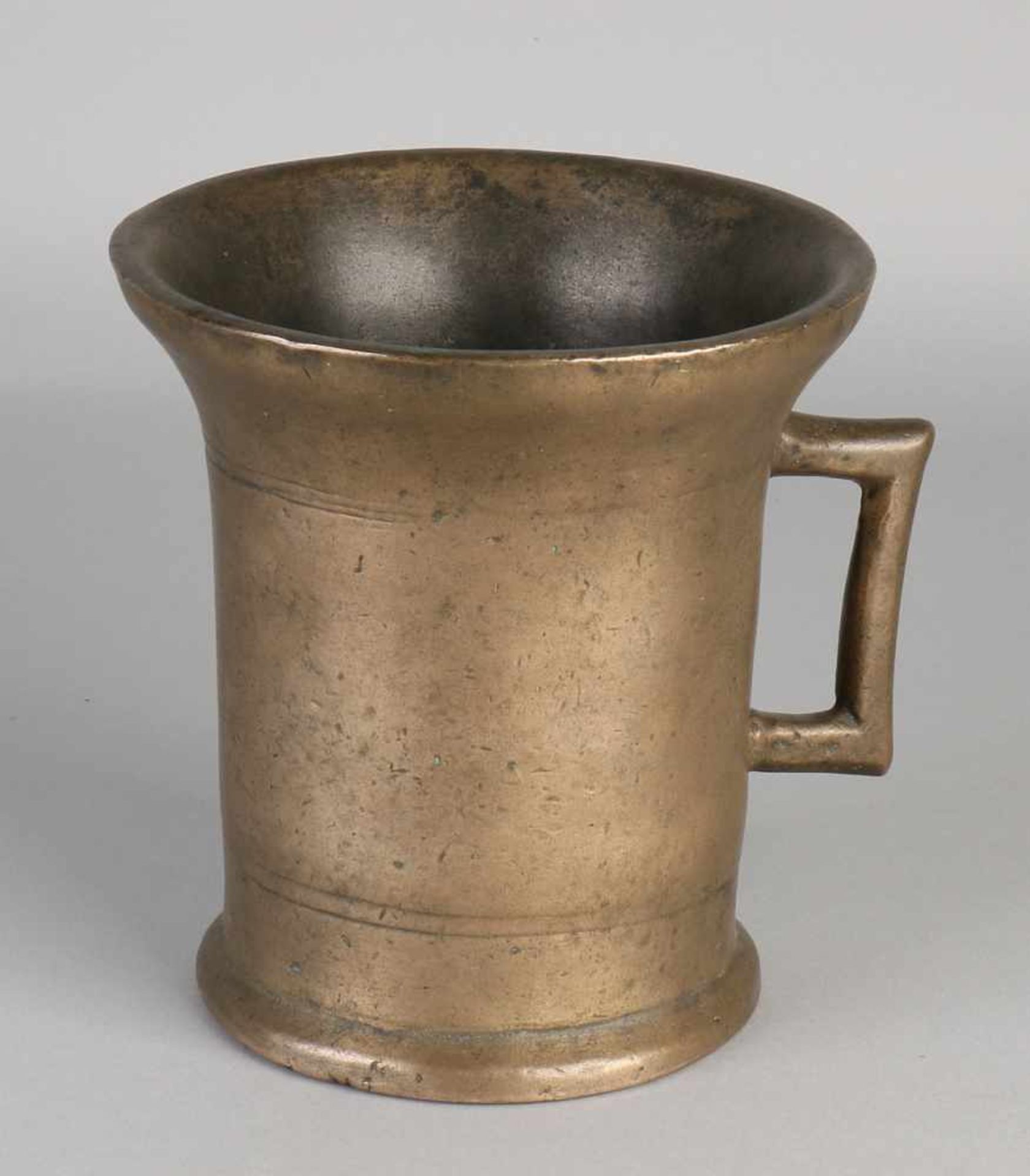 Large 18th century bronze mortar. Size: 16 x 15 cm dia. In good condition.