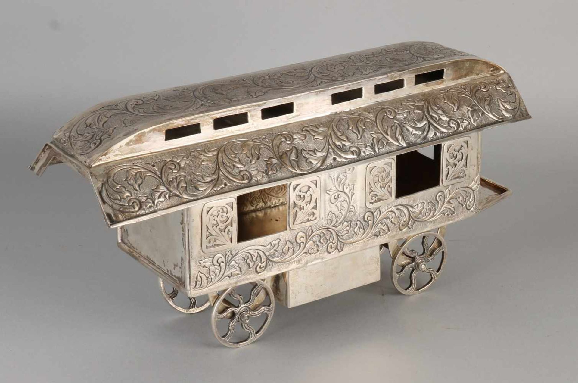 Silver truck pull, 925/000, with cut window shutters, decorated with swirls and scrolls. With - Bild 2 aus 2