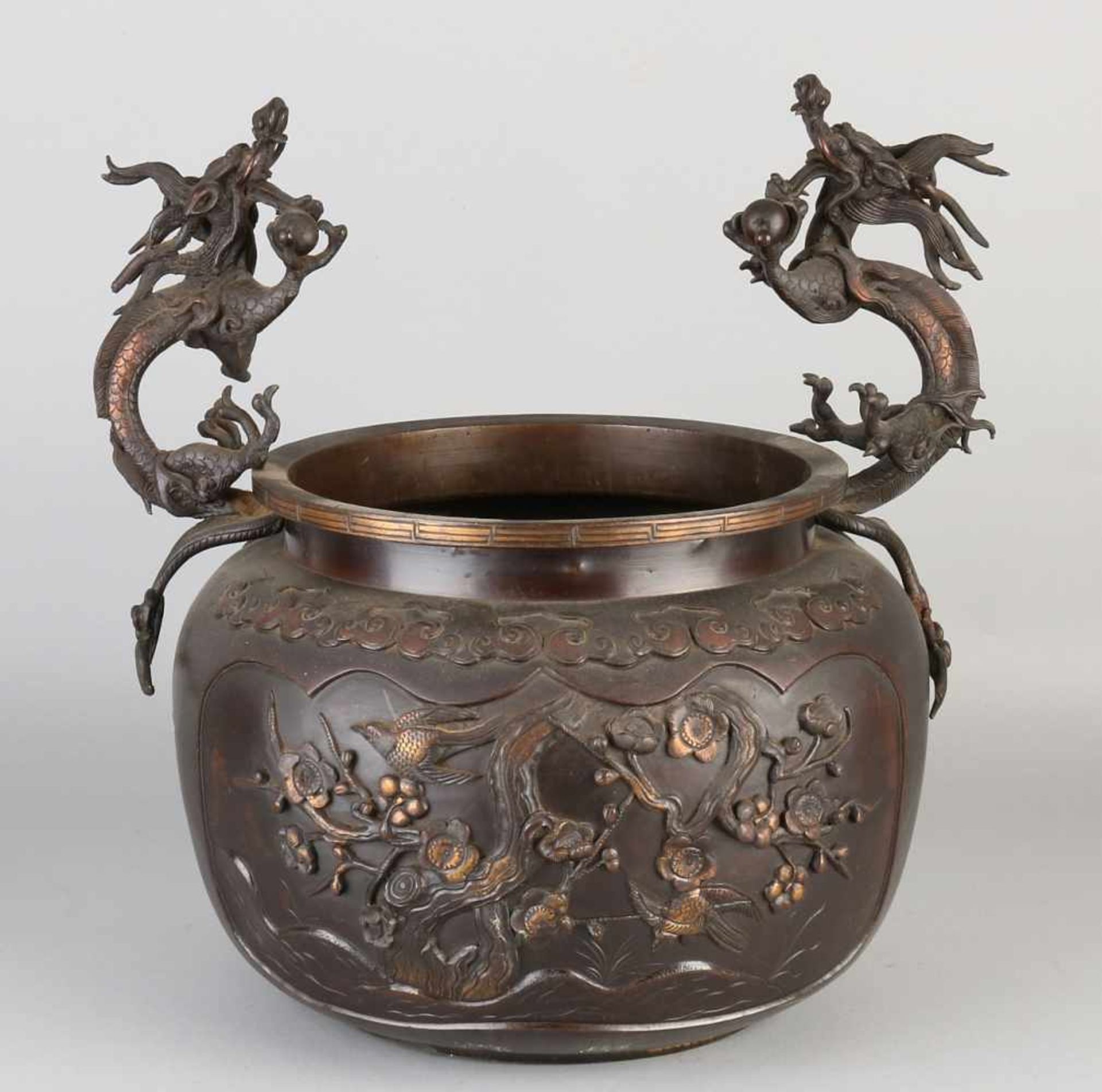 Large 19th century two-tone bronze flowerpot with dragons / birds and floral decor. Size: H Ø 38 x - Bild 2 aus 2