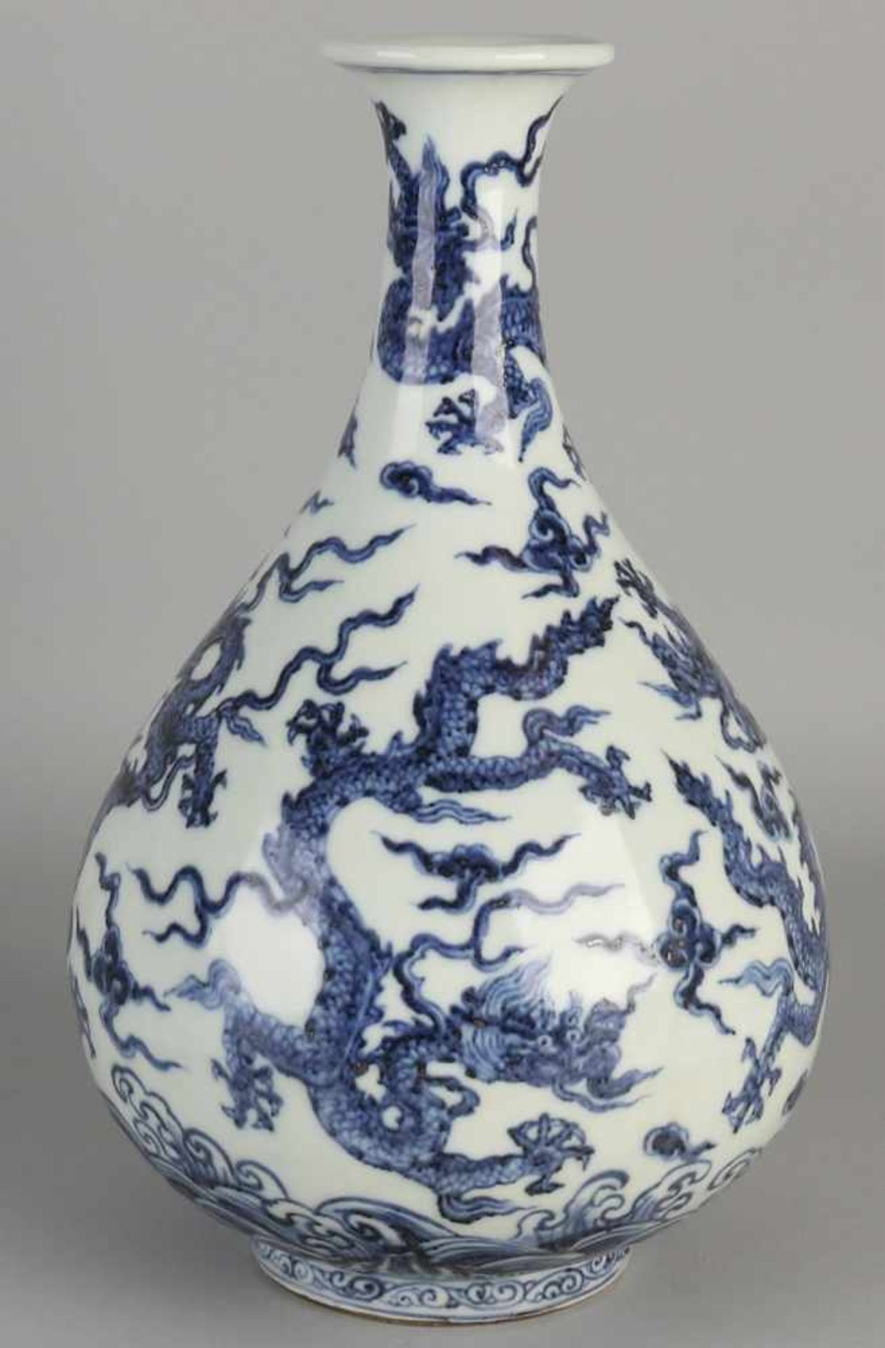 Chinese porcelain vase with dragon decoration in the clouds. Size: ø 29 x 16.5 cm. In good