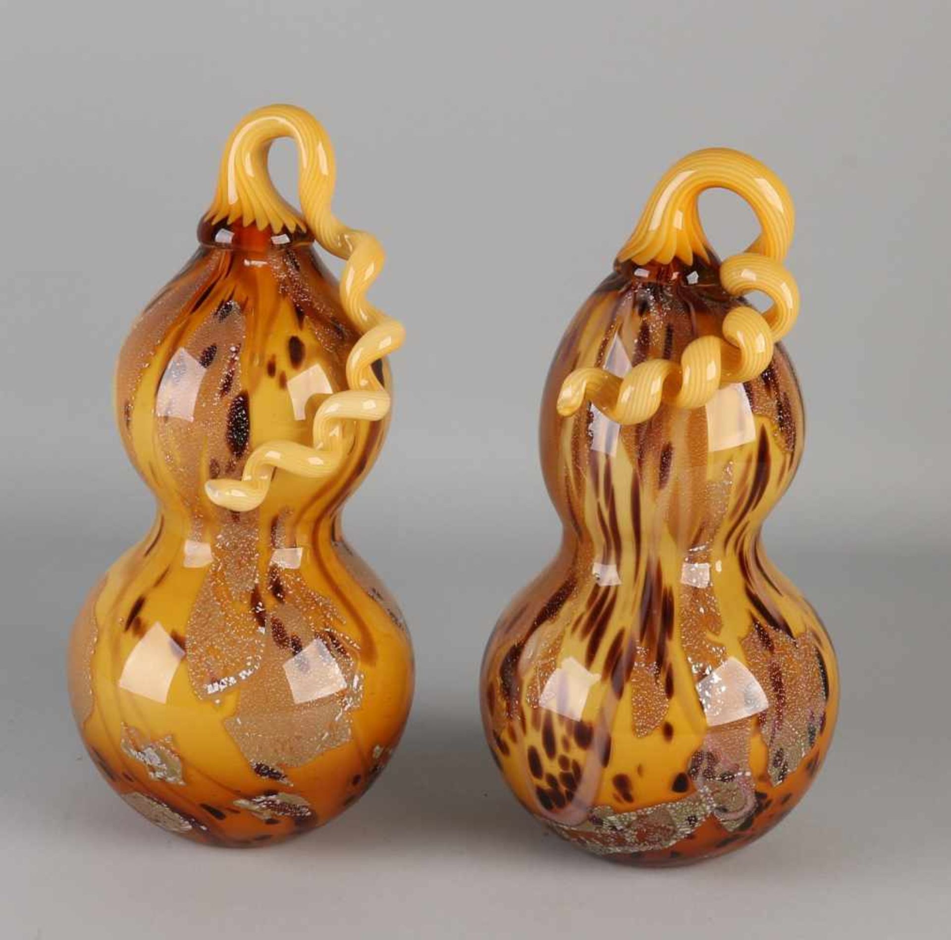 Two large Murano-style glass pumpkins. Glasfusing ocher / brown. 21st century. Size: H 28-29 cm.