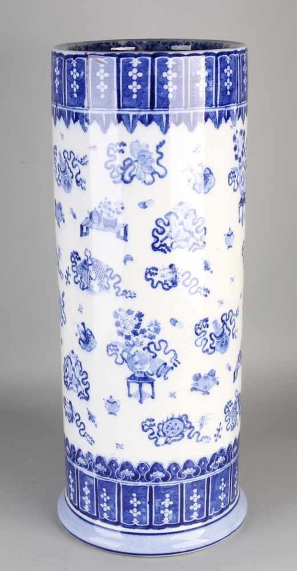 Big Petrus Regout ceramic umbrella stand with Chinese decor. Circa 1900. Dimensions: H 58 x Ø 23 cm.