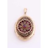 Beautiful yellow gold medallion, 585/000, oval model, exploded in front of a flower have a purple