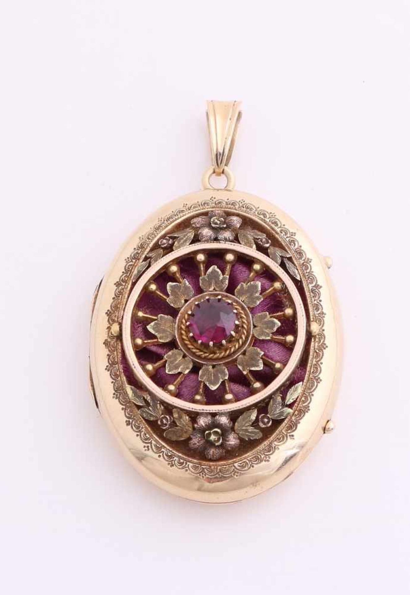 Beautiful yellow gold medallion, 585/000, oval model, exploded in front of a flower have a purple