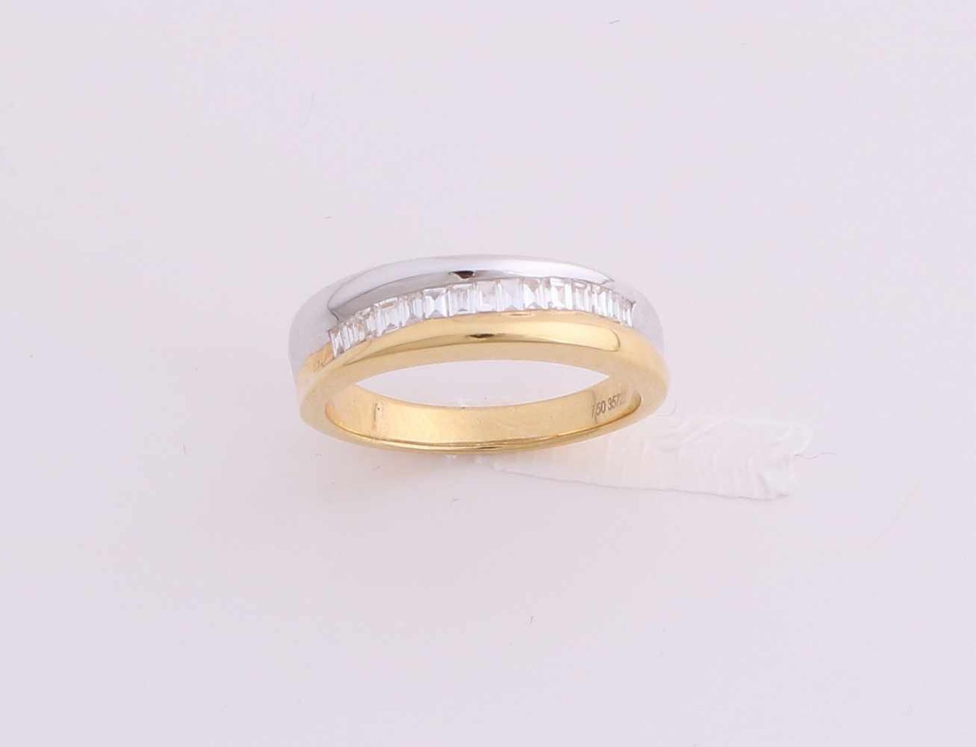 White- yellow gold ring, 750/000, with diamond. Ring with a portion of the tire in white gold and