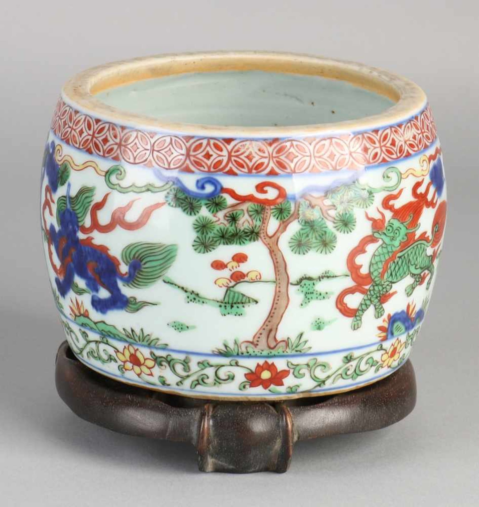 Chinese porcelain pot with dragon decor Family Verte and six characters bottom mark. With console. - Bild 2 aus 3