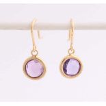 Yellow gold earrings, 750/000, with amethyst. Yellow gold ear hooks having thereon a circular