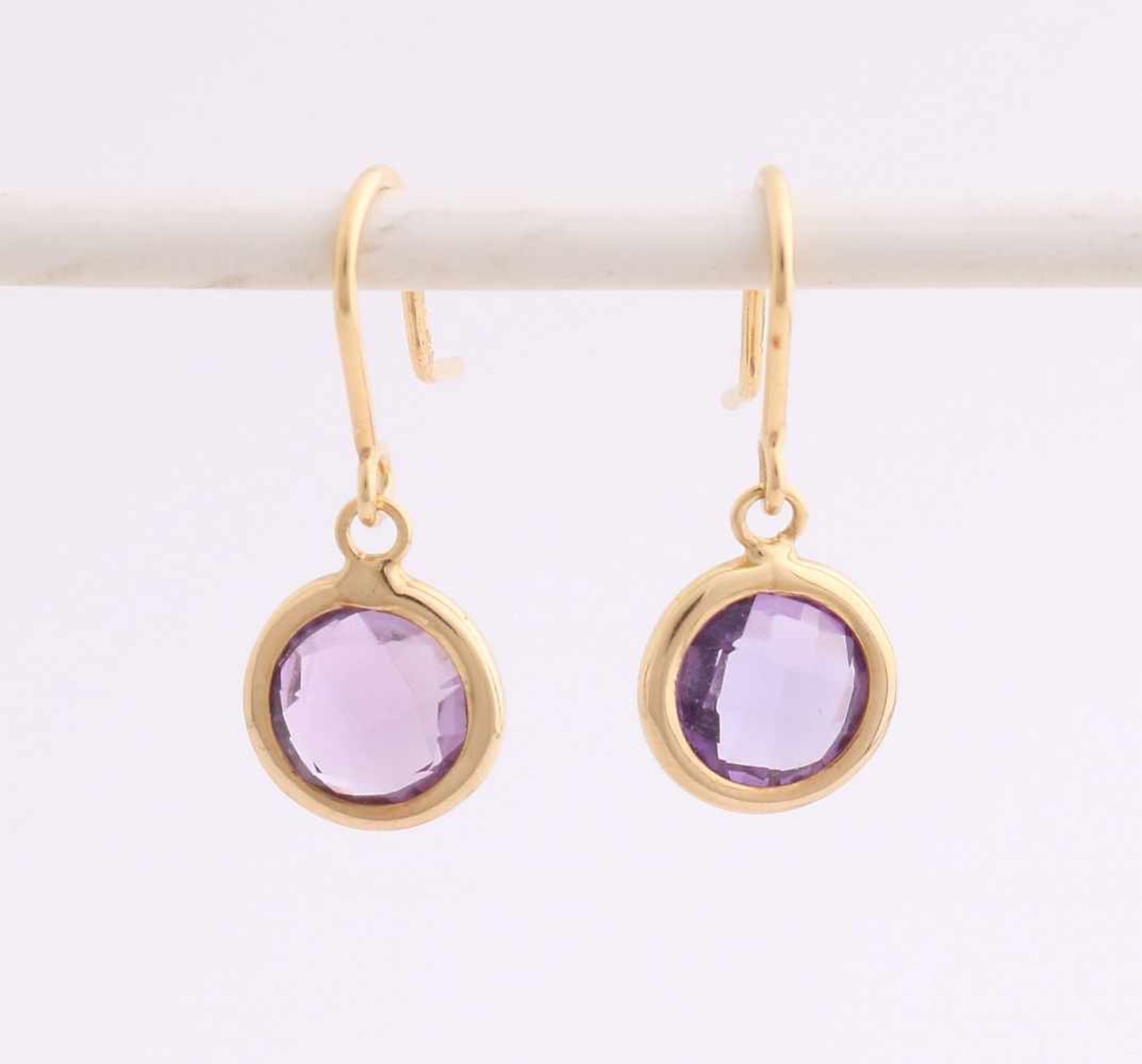 Yellow gold earrings, 750/000, with amethyst. Yellow gold ear hooks having thereon a circular