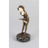 Antike erotische Bronzefigur mit Elfenbein. Beate Uhse Sammlung. Um 1920. Dame mit Strümpfen und dem