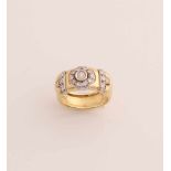 Gelbgold-Bandring, 750/000, mit Diamant. Breiter Ring mit oben 3 Weißgoldelementen, besetzt mit