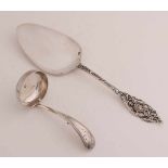 835/000 Silver Cake Server mit durchbrochenem Blumenstiel, Größe: 23 cm, Gewicht: ca. 60 Gramm.