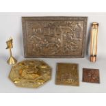 Sechs Teile aus antikem Messing. Um 1920. Bestehend aus: Vier Kupfertafeln, Göre und Thermometer.
