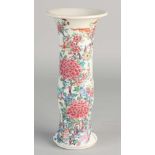 Famille Rose Vase aus chinesischem Porzellan mit Figuren im Gartendekor. Größe: H 20 - ø 8 cm.