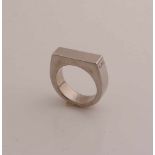Silberner Herrenring, 835/000. Massiver gerader Ring mit der Gravur APC an der Seite Breite 7 mm.