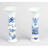 Zwei chinesische Porzellanvasen. 19. Jahrhundert. Trompetenförmig und mit Hocker-Dekoren. Größe: