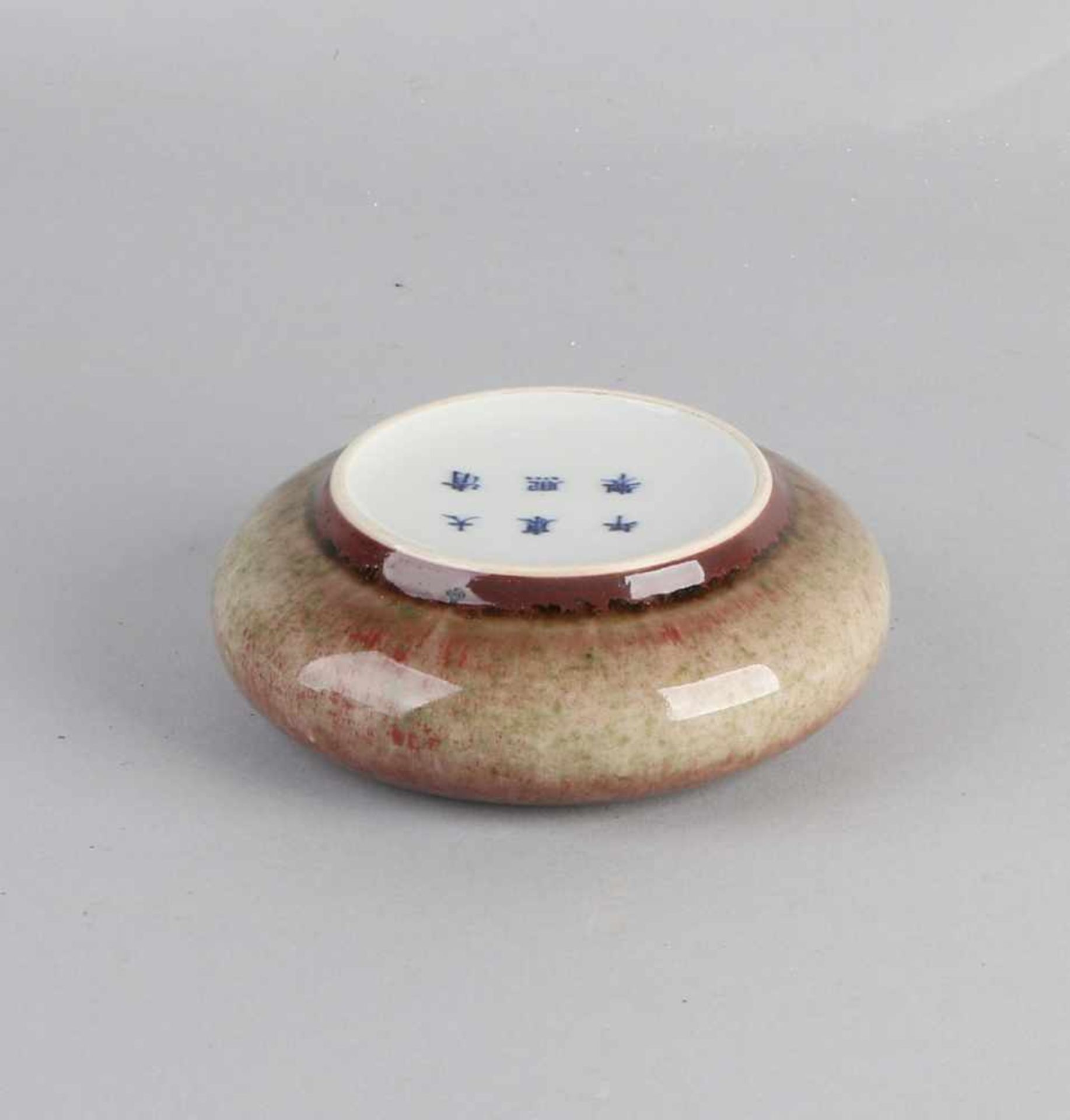 Chinesische Porzellanbürste Waschschüssel mit roter Glasur und sechs Zeichen untere Markierung. - Bild 2 aus 2