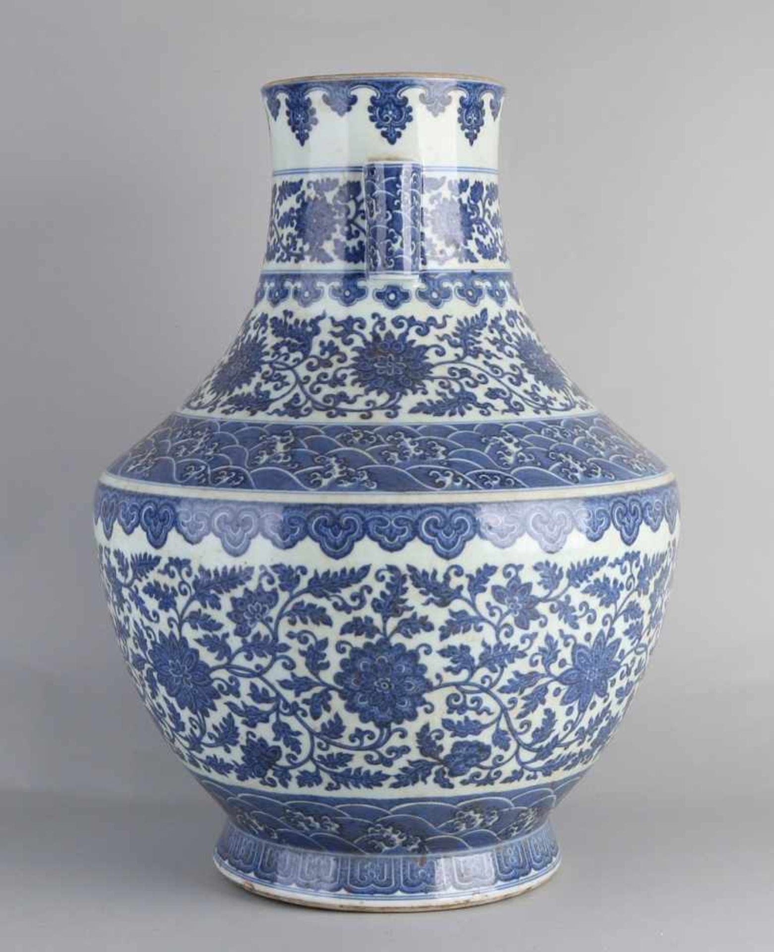 Sehr große chinesische Porzellanvase mit Blumendekor. Mit unterer Markierung. Abmessungen: H 55 x - Image 3 of 4