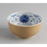 Antike chinesische Porzellanschale mit Teeglasur und blau / weißer Blumendekoration. Mit vier