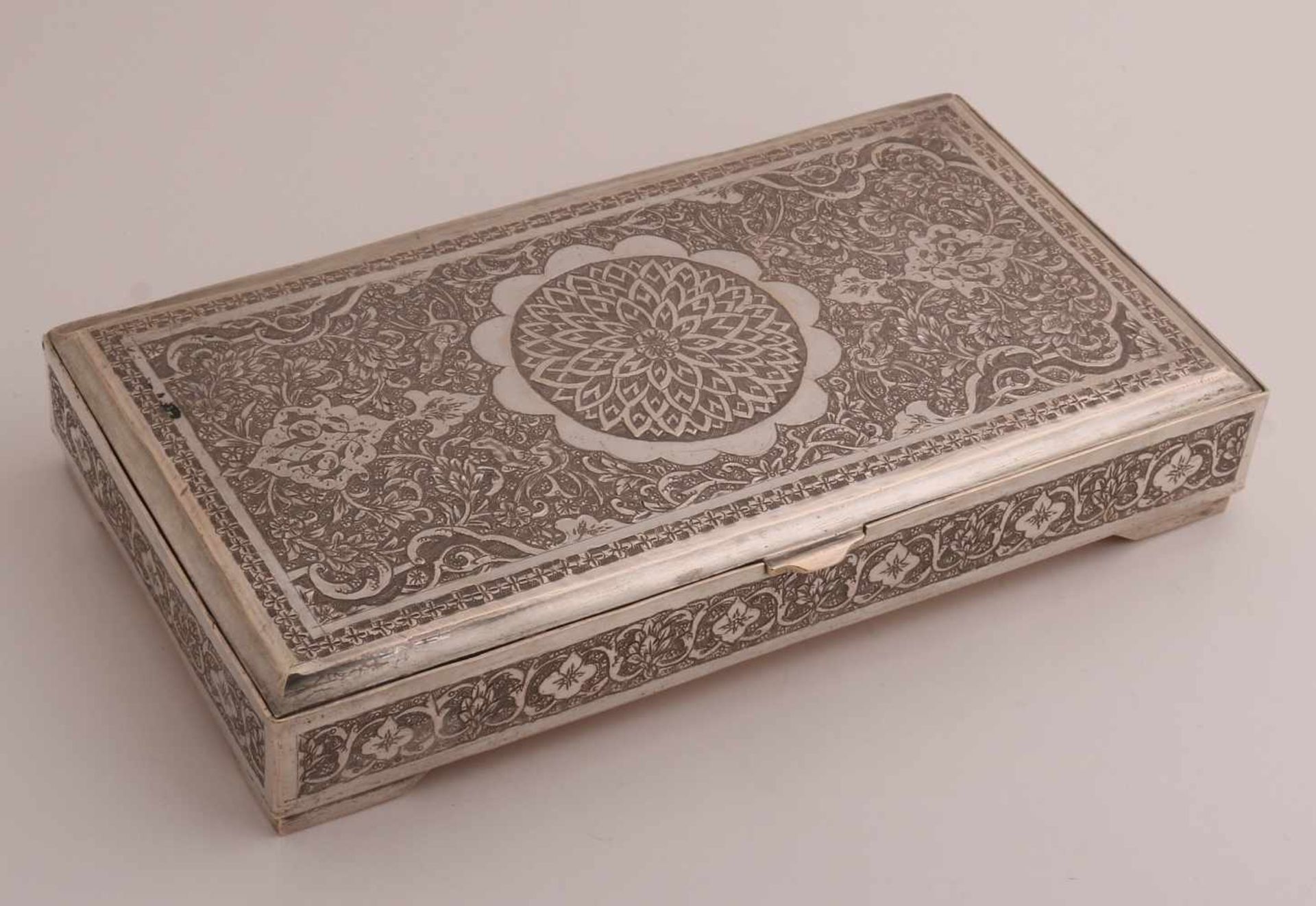 Silberner Deckelkasten, 835/000, rechteckiges Modell mit persischem Dekor am Klappdeckel und an