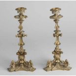 Zwei Bronzekerzenhalter aus dem 19. Jahrhundert. Um 1870. Abmessungen: H 27 cm. In guter Kondition.