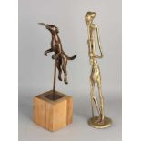 Zwei Bronzefiguren. Bestehend aus: Eine große afrikanische Figur + Hund, der Frisbee nimmt. Auf