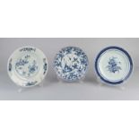 Drei verschiedene antike chinesische Porzellanteller. 18. - 19. Jahrhundert. Beschädigt und in