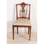 Louis Seize Stuhl aus Eichenholz aus dem 18. Jahrhundert mit Vasen- und Rosettendekoration.