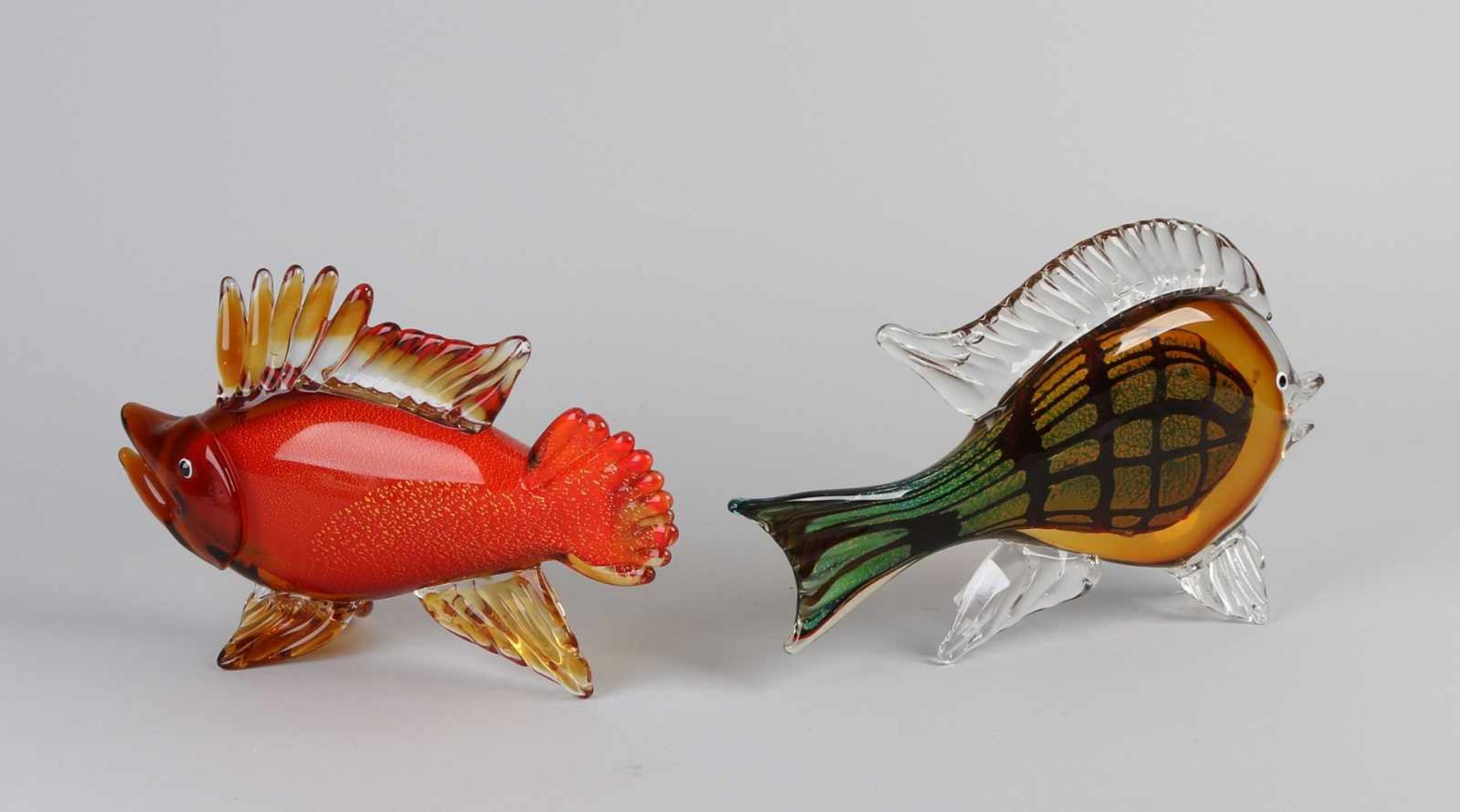Zwei moderne Kunstglasfische. Verschiedene Techniken. 21. Jahrhundert. Größe: 31 - 32 cm. In guter - Bild 2 aus 2