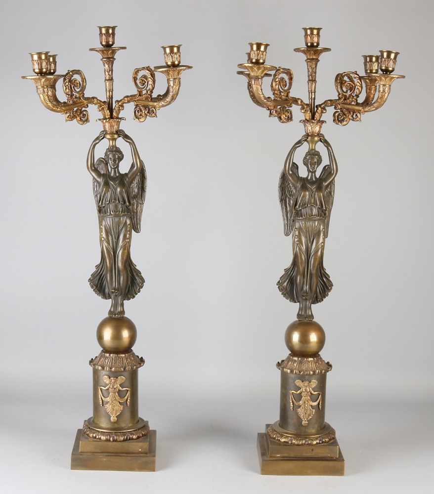 Zwei große französische Bronze Empire Kerzenhalter mit Engeln. Zweifarbig patiniert. Um 1820. Größe: