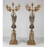 Zwei große französische Bronze Empire Kerzenhalter mit Engeln. Zweifarbig patiniert. Um 1820. Größe: