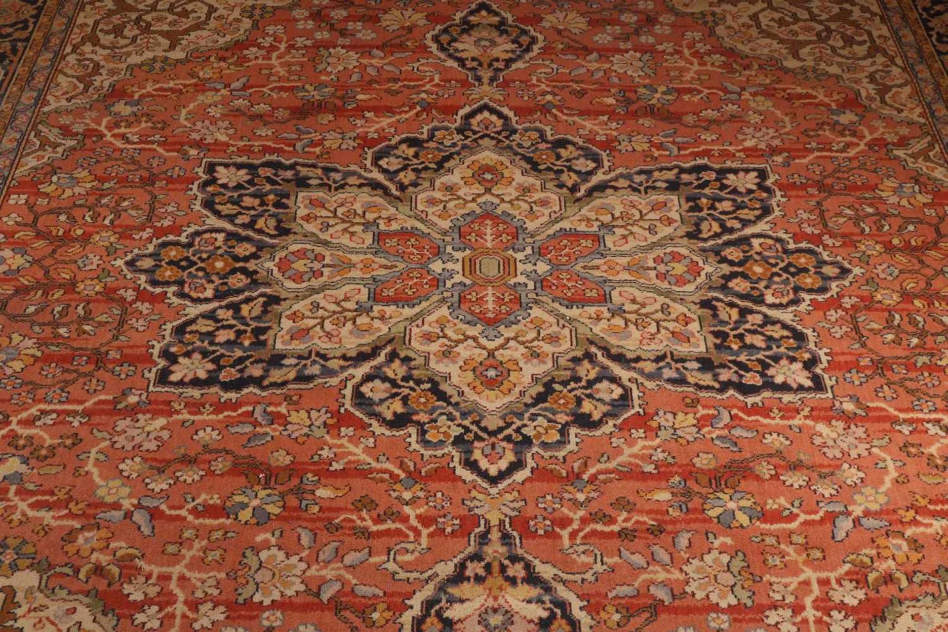 Großer handgeknüpfter Teppich. Komplett mit Blumendekor dekoriert. Größe: 345 x 250 cm. In guter - Bild 2 aus 3