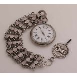 Silberne Taschenuhr, 800/000, mit Chatelaine und Schlüssel, 833/000. Uhr, ø 51 mm, mit