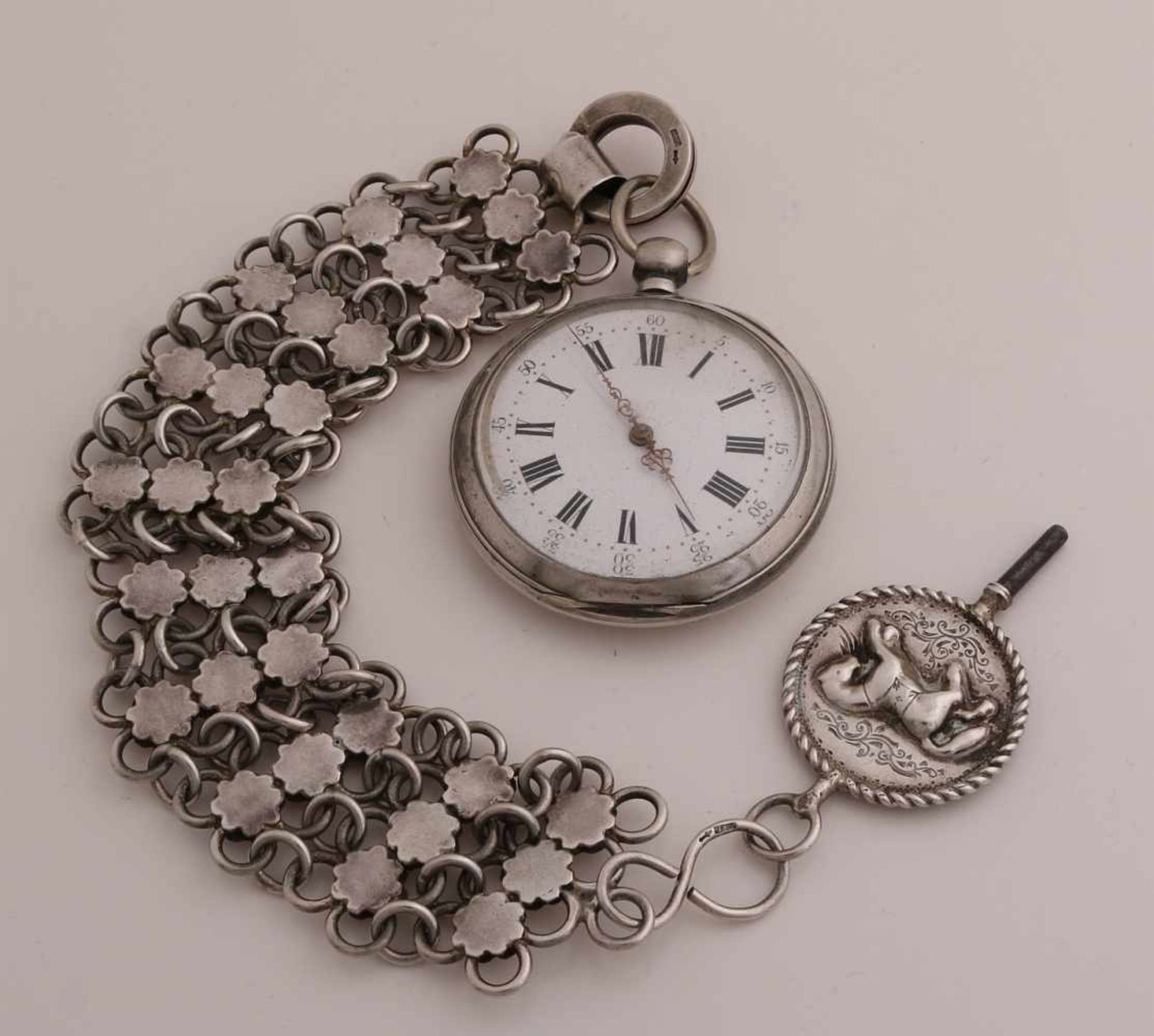 Silberne Taschenuhr, 800/000, mit Chatelaine und Schlüssel, 833/000. Uhr, ø 51 mm, mit