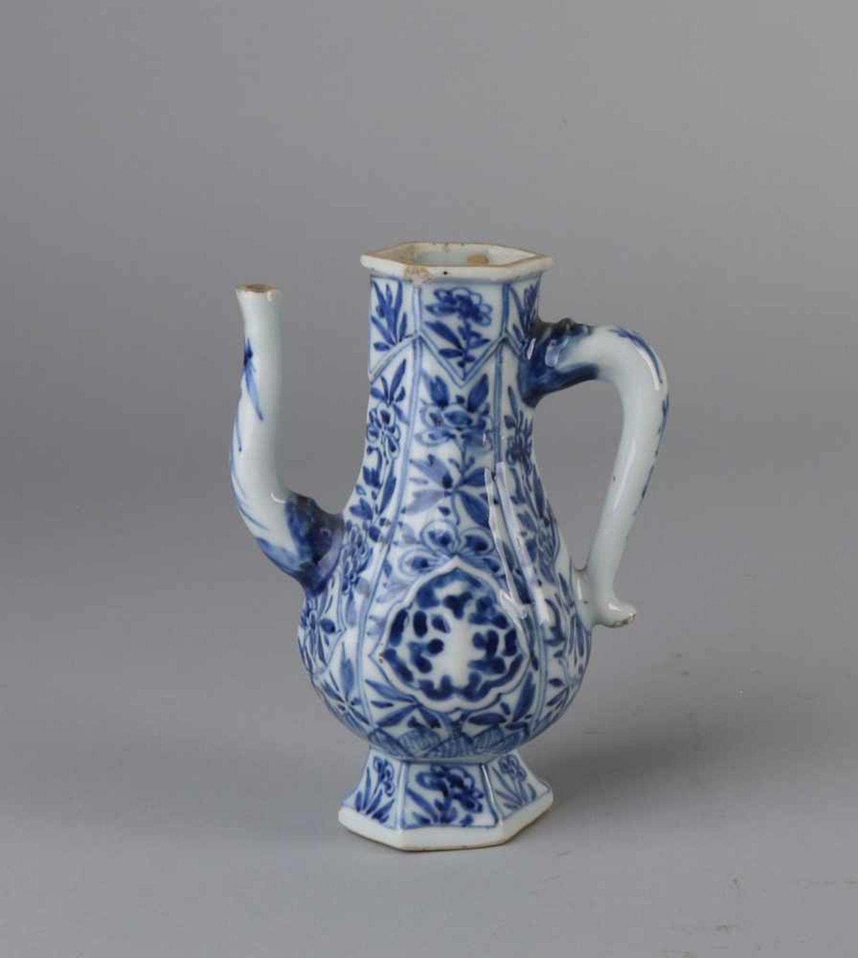 Gießkrug aus chinesischem Porzellan aus dem 17. - 18. Jahrhundert mit Blumendekor. Chip +