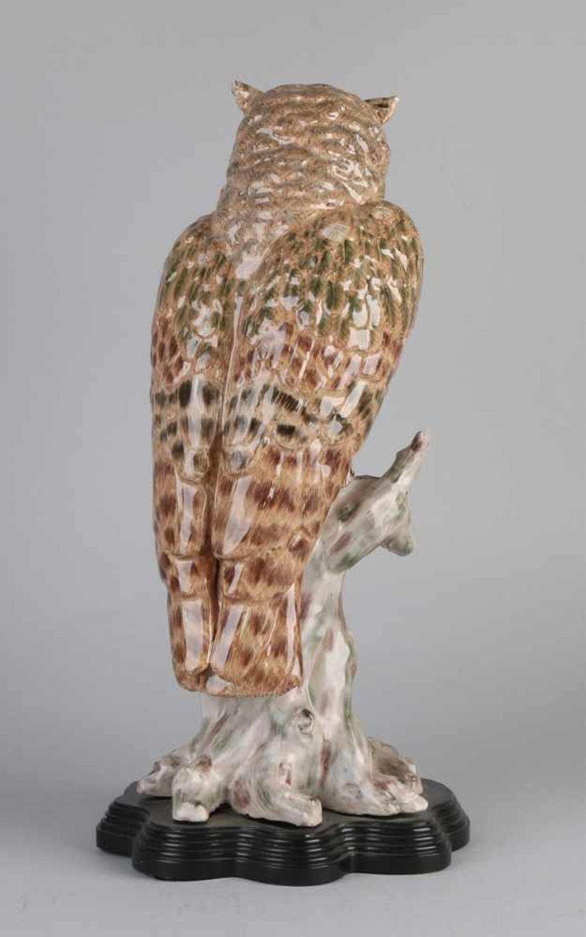 Große handbemalte Poseleine-Eule am Stamm mit Holzsockel. 20. Jahrhundert. Größe: 46 cm. In guter - Bild 2 aus 2