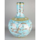 Sehr große chinesische Porzellan-Kugelvase mit blauer Glasur, Drachen- / Blumendekoration. Untere