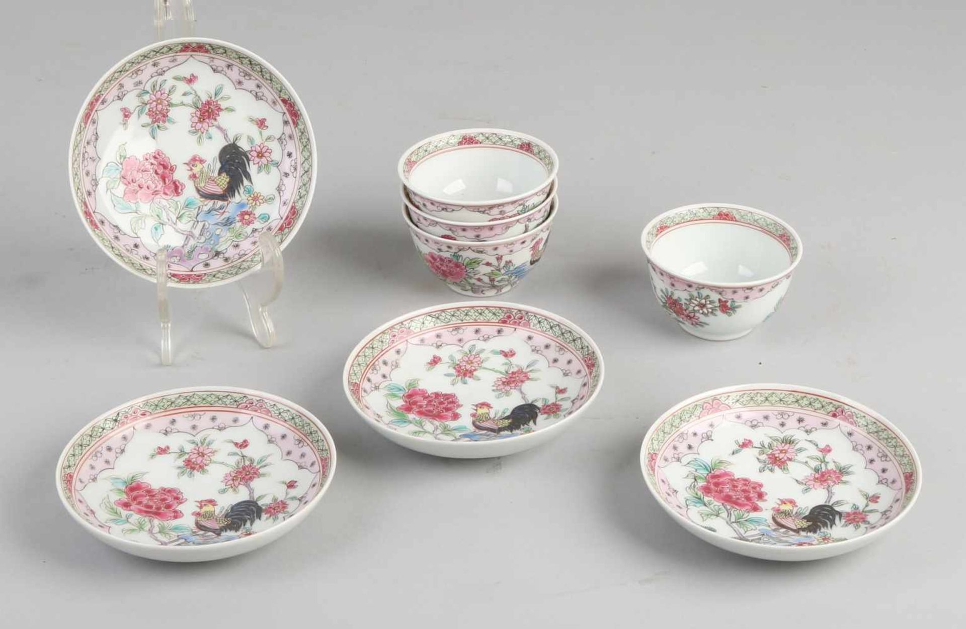 Vier Famille Rose Tassen und Untertassen aus chinesischem Porzellan mit Hühnchendekoren. Größe: 4