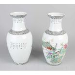 Zwei große Vasen der chinesischen Porzellanrepublik mit Pfauendekor, Text und Unterschrift. Größe:
