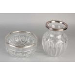 Zweiteiliger Kristall mit Silber, eine konvexe Vase mit Schleifarbeiten mit glattem Silberrand,