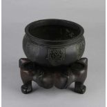 Antiker chinesischer Weihrauchbrenner aus Bronze mit eingravierten Symbolen und geschnitzter Konsole