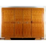 Sechstüriger Art-Deco-Kleiderschrank. Um 1930. Mit Birkenfurnier verklebt. In guter Kondition.<