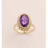 Gelbgoldring, 585/000, mit Amethyst. Ring mit einem breit gearbeiteten Set-Gehäuse mit Körnern,