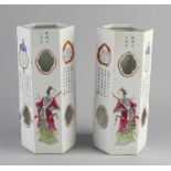 Zwei schöne sechseckige Bürstenvasen aus chinesischem Porzellan Family Rose mit Figuren und Texten +