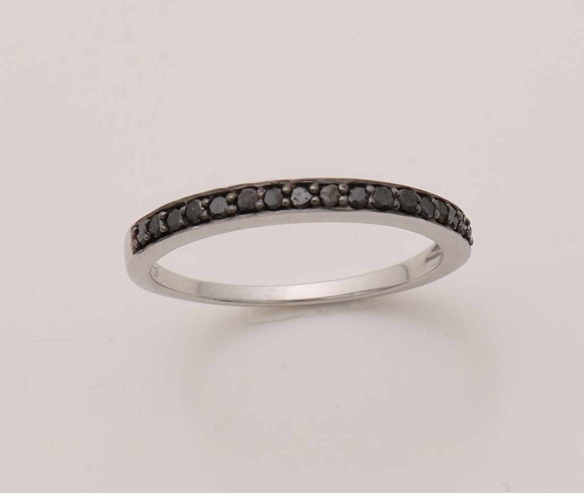 Schöner silberner Reihenring, 925/000, fest besetzt mit schwarzen Diamanten. Breite 2,3 mm. ø 55.