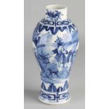 Blaue und weiße Vase aus chinesischem Porzellan des 19. Jahrhunderts mit Figuren im
