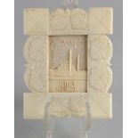 Antike islamische Knochenplakette mit Bild der Moschee + Text. Abmessungen: H 12 x B 10 cm. In guter